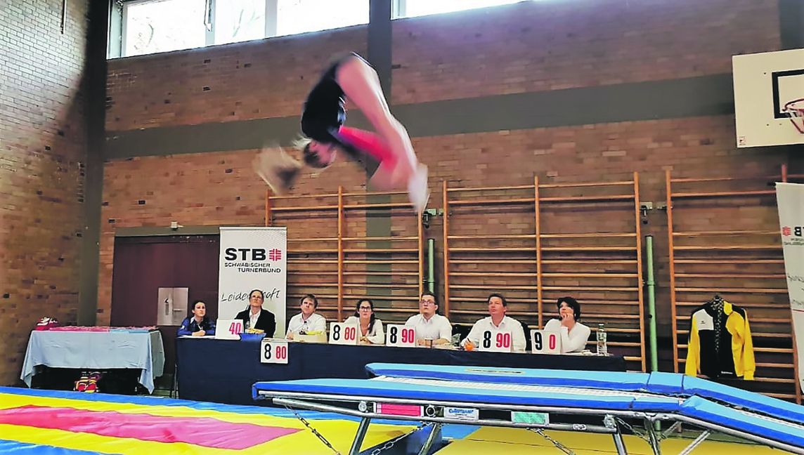 Akrobatisch: Maria Walter überzeugte die Kampfrichter mit ihrem Sprung auf der ganzen Linie und sicherte sich die Württembergische Meisterschaft.  Bild: z