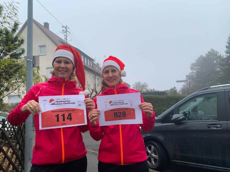 Heike Stahl (links) und Nicole Moroff starteten über fünf Kilometer für die DSV-Skischule im Schwarzwaldverein Sindelfingen.  Bilder: z