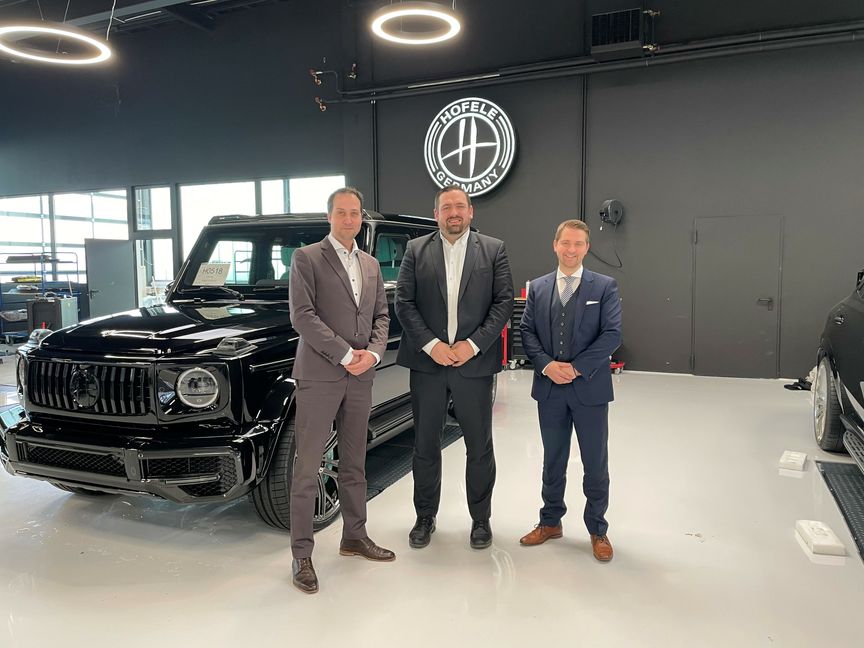 Sindelfingens Wirtschaftsförderer Felix Rapp (mitte) mit Prokurist Andreas Luthner (links), und Fabian Ortinau, Finanzchef der Hofele-Design GmbH.