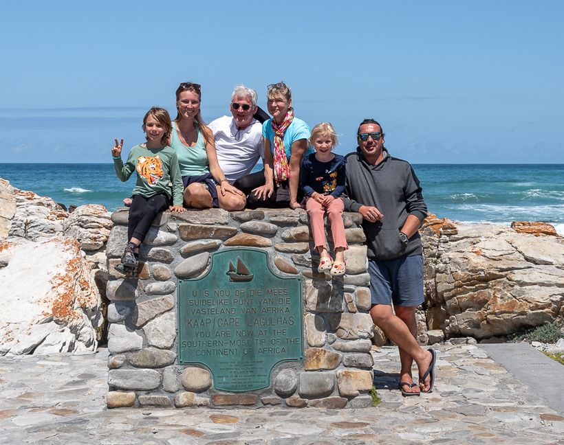 Tina und Andreas Habl mit Levin und Elli und Tina Habls Eltern in Südafrika. Bild: z