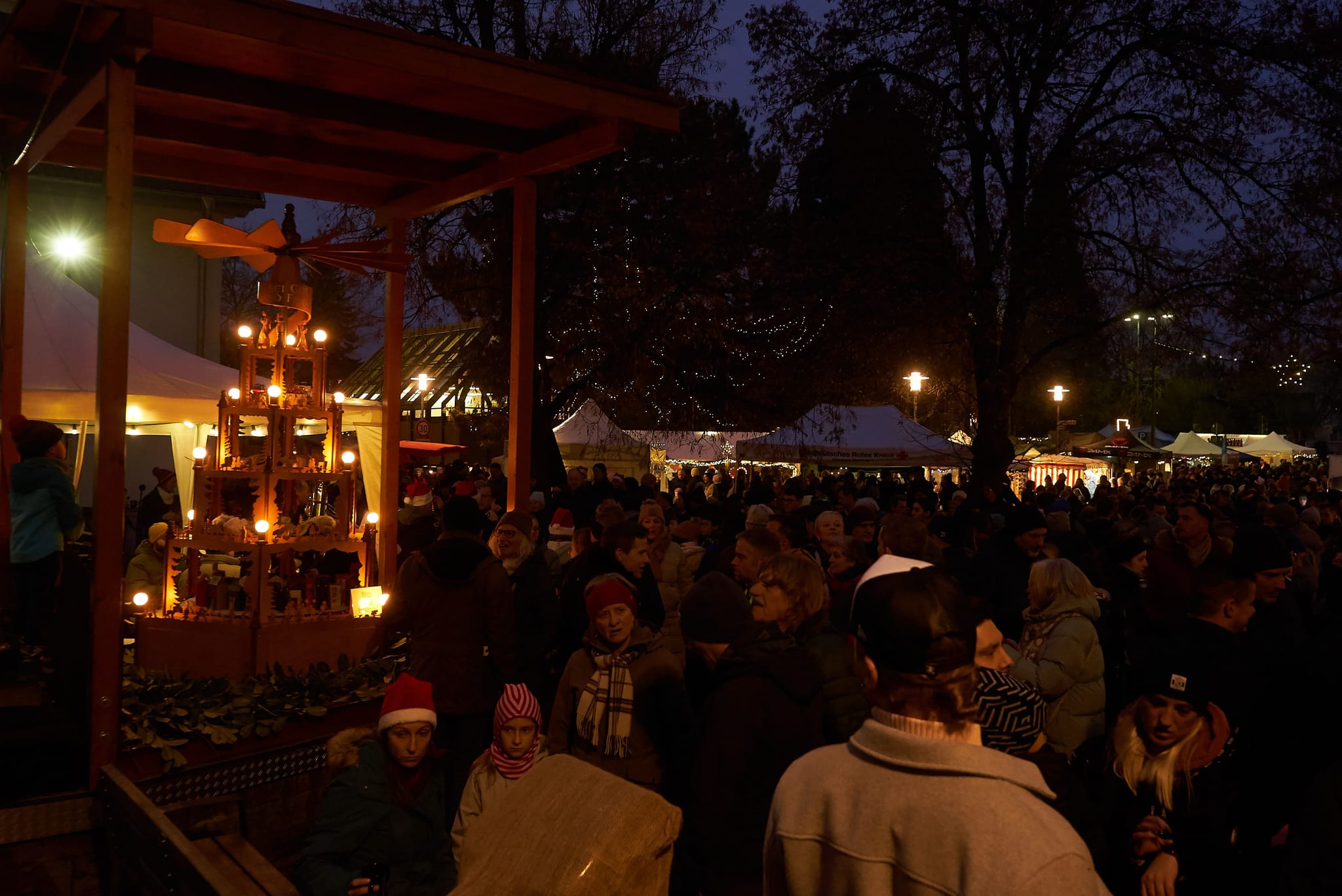Dichtes Gedränge am Samstagabend: Tausende Besucher strömen zwischen Laurentiuskirche und Bürgerhaus über den Maichinger Weihnachtsmarkt.