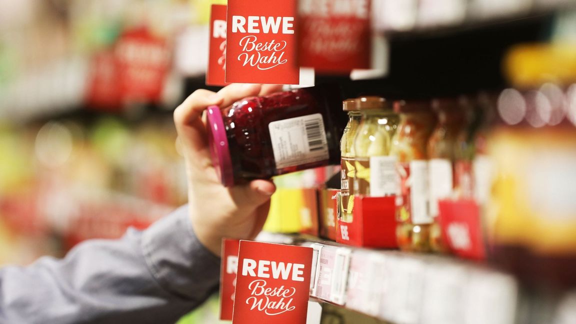 Auch Rewe-Kunden kauften zuletzt häufiger Eigenmarkenprodukte. (Archivbild)