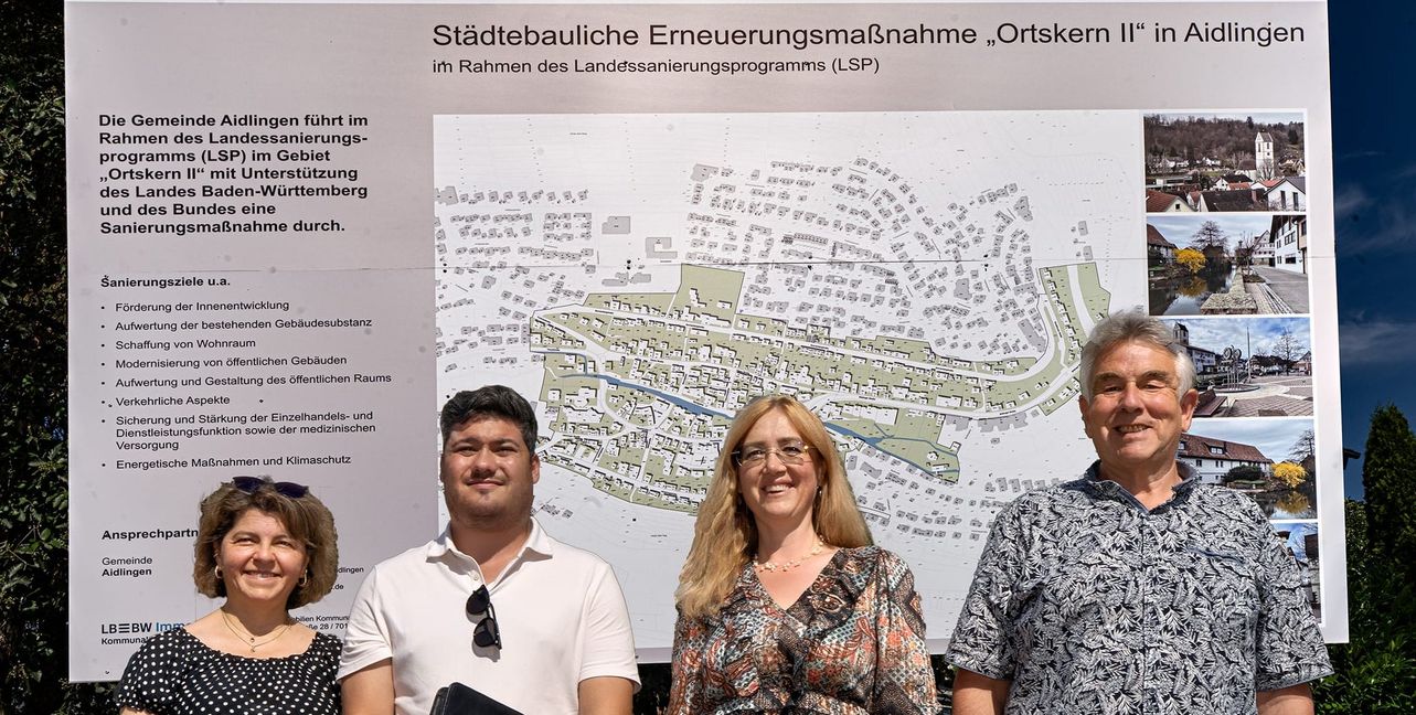 Am Ortseingang von Aidlingen am Abzweig nach Lehenweiler/Dätzingen wurde die große Infotafel über das Sanierungsgebiet im Ortskern Aidlingen offiziell präsentiert. Auf dem Foto von links: Gemeinderätin und Ortsvorsteherin von Deufringen, Jutta Kühnle, Marius Sonnenwald von der Kommunalentwicklung, Bürgermeisterin Helena Österle und Gemeinderat Michael Kelz.