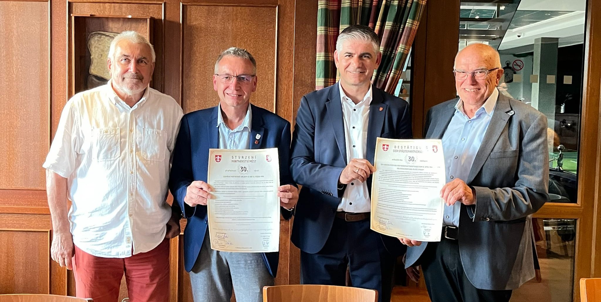 Mit erneuerter Urkunde zur Städtepartnerschaft (von links): Zbyněk Sorm, Pavel Pešek, Ioannis Delkos und Wilfried Dölker.