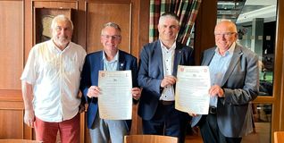 Mit erneuerter Urkunde zur Städtepartnerschaft (von links): Zbyněk Sorm, Pavel Pešek, Ioannis Delkos und Wilfried Dölker.