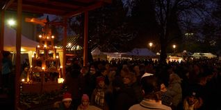 Dichtes Gedränge am Samstagabend: Tausende Besucher strömen zwischen Laurentiuskirche und Bürgerhaus über den Maichinger Weihnachtsmarkt.