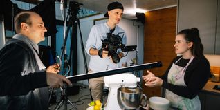 Philipp Fricker (Mitte) am Set für die Produktion „Bake and Cake“ mit Konditormeisterin Anne Blatter-Meredin.