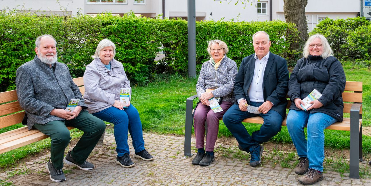 Vorstand Wolfgang Trefz, Programmorganisatorin Irma Oechsle, Teilnehmerin Brigitta Giehl, Pfarrer Jens Junginger und Geschäftsstellenleiterin Heike Rüter tauschen sich auf dem Schwätzbänkle bei der Martinskirche aus.