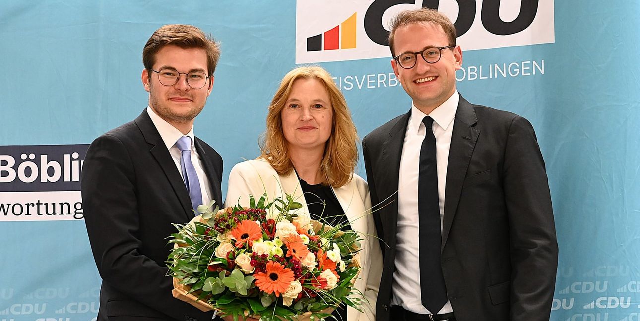 Der CDU-Kreisvorsitzende Dr. Matthias Miller (rechts) gratuliert Regina Dvorak-Vucetic, die seine Nachfolgerin im Landtag werden will, und dem als Ersatzbewerber nominierten Leon Kolb.