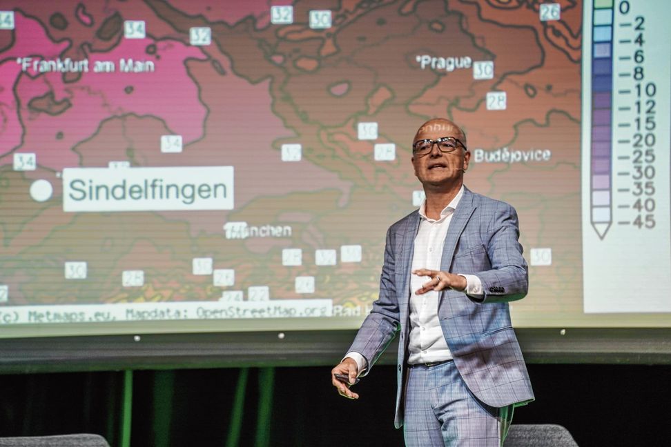 Im Bürgerhaus statt im Studio: Karsten Schwanke macht für Sindelfingen eine Wettervorhersage für Mittwoch und erklärt, wie Meteorologen arbeiten.