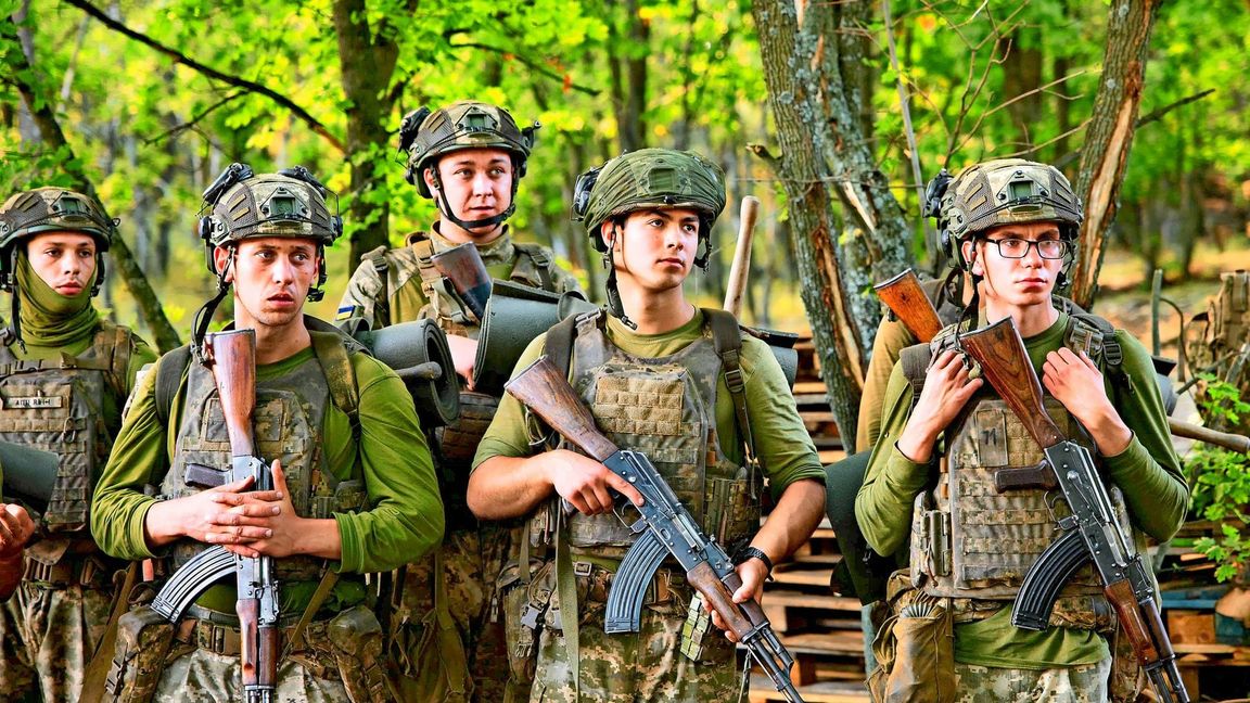 Ernste Gesichter: Den jungen Soldaten ist bewusst, in welche Gefahr sie sich begeben.