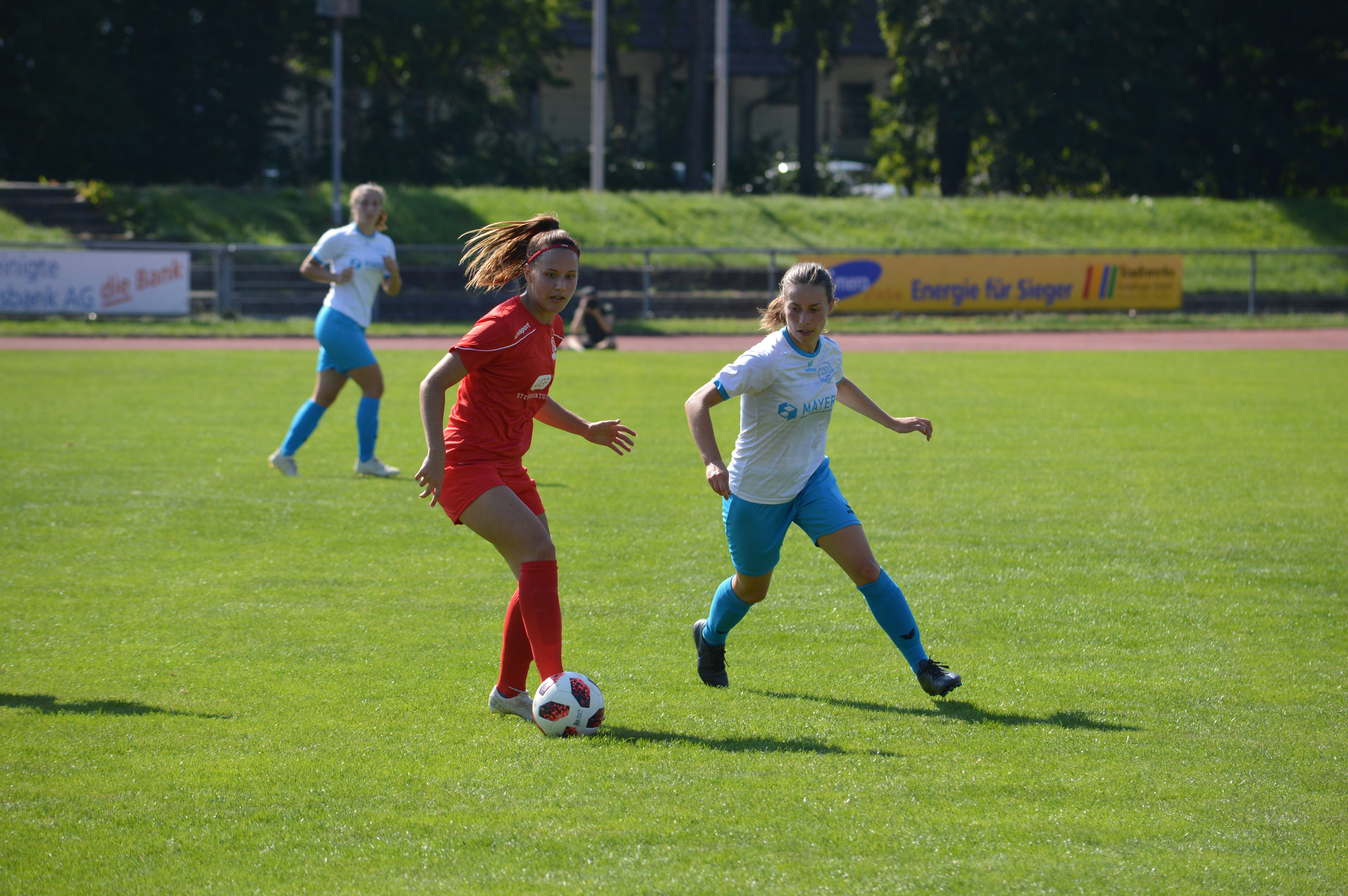 Für Selina Martens (rotes Trikot) und die VfL Sindelfingen Ladies gab es zum Saisonauftakt gegen den TSV Lustnau ein böses Erwachen.
