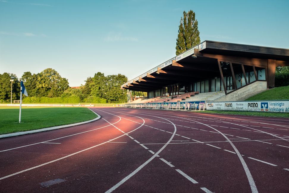 Dämmerung an der Rosenstraße: Sechs Jahre ist dieses Bild alt. Schon damals wurde heiß diskutiert über die Zukunft des Floschenstadions – eine Diskussion, die begann, als das Sport- und Bäderamt am 15. Dezember 2000 auf eine Mängelliste der VfL-Sportler reagierte. Die Stellungnahme vor über 20 Jahren: Die Untergrund-Sanierungen für Leichtathletik-Anlagen im Floschenstadion seien „nicht vertretbar“.  Bild: fotoknobi/A