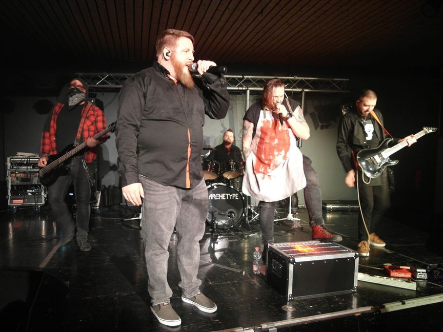 Mit hartem Heavy Metal hat die Band The Wrong Turn aus Stuttgart den Veranstaltungssaal des Böblinger „Casa Nostra - Zentrum für Jugendkultur“ gerockt - Gastgeber des Konzerts war die Böblinger Band Archetype rund um Markus Vogt, die neben Find My Spirit aus Stuttgart und Dysplaced aus Frankfurt ebenfalls auftrat.