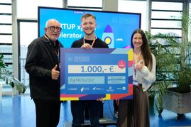 Gewinner Viktor Becker von Mathebuddy freut sich gemeinsam mit Mentor Wolfgang Vogt und Dr. Kathrin Steinbrink, Leiterin des AI xpress.