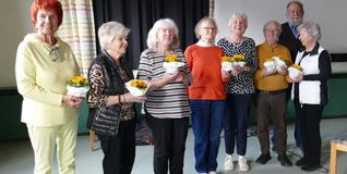 Einige der ehrenamlichen Mitarbeiterinnen, die Brigitte Helbich (Vierte von rechts) montags helfen. Neben Helbich Erwin Trummel und dahinter Wolfgang Trefz.