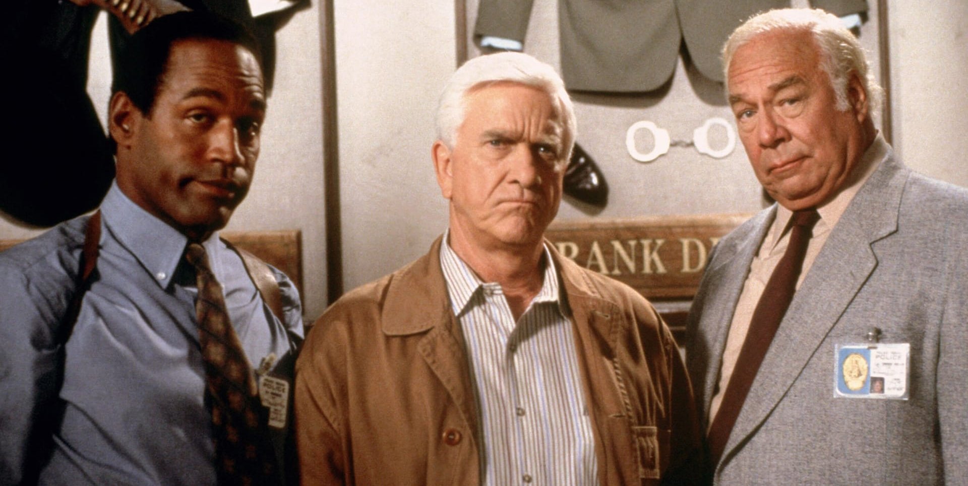 Leslie Nielsen und die Jungs in „Die nackte Kanone“.