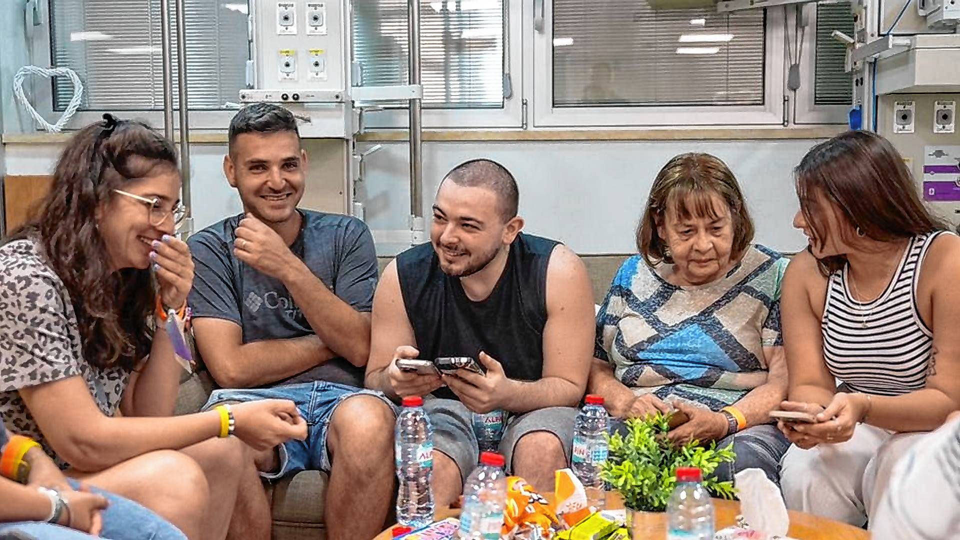Almog Meir Jan (M) mit Familienmitgliedern nach seiner Befreiung aus der Gefangenschaft im Gazastreifen.