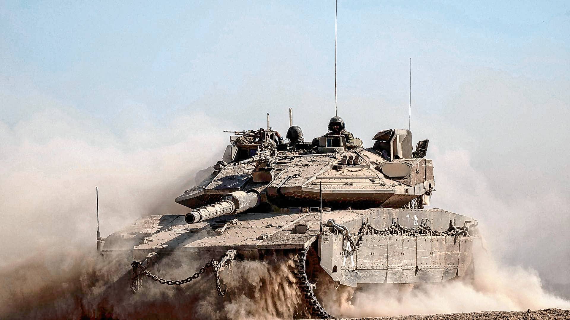 Israelische Soldaten fahren auf einem  Panzer in der Nähe der Grenze zwischen Israel und dem Gazastreifen.