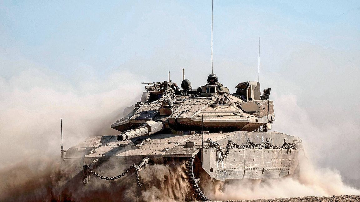 Israelische Soldaten fahren auf einem Panzer in der Nähe der Grenze zwischen Israel und dem Gazastreifen.