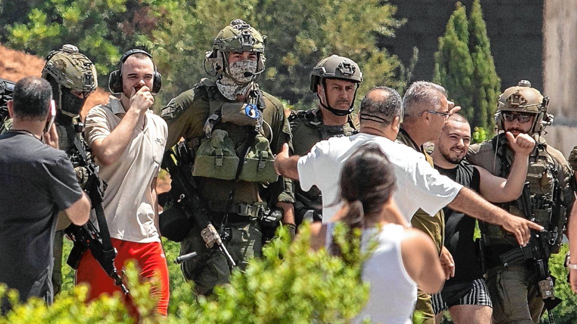 Andrey Kozlov (3.v.l) und Almog Meir Jan (2.v.r), die bei einem von der Hamas geführten Angriff am 7. Oktober 2023 aus Israel entführt wurden, bei ihrer Ankunft mit dem Hubschrauber im Sheba Medical Center.