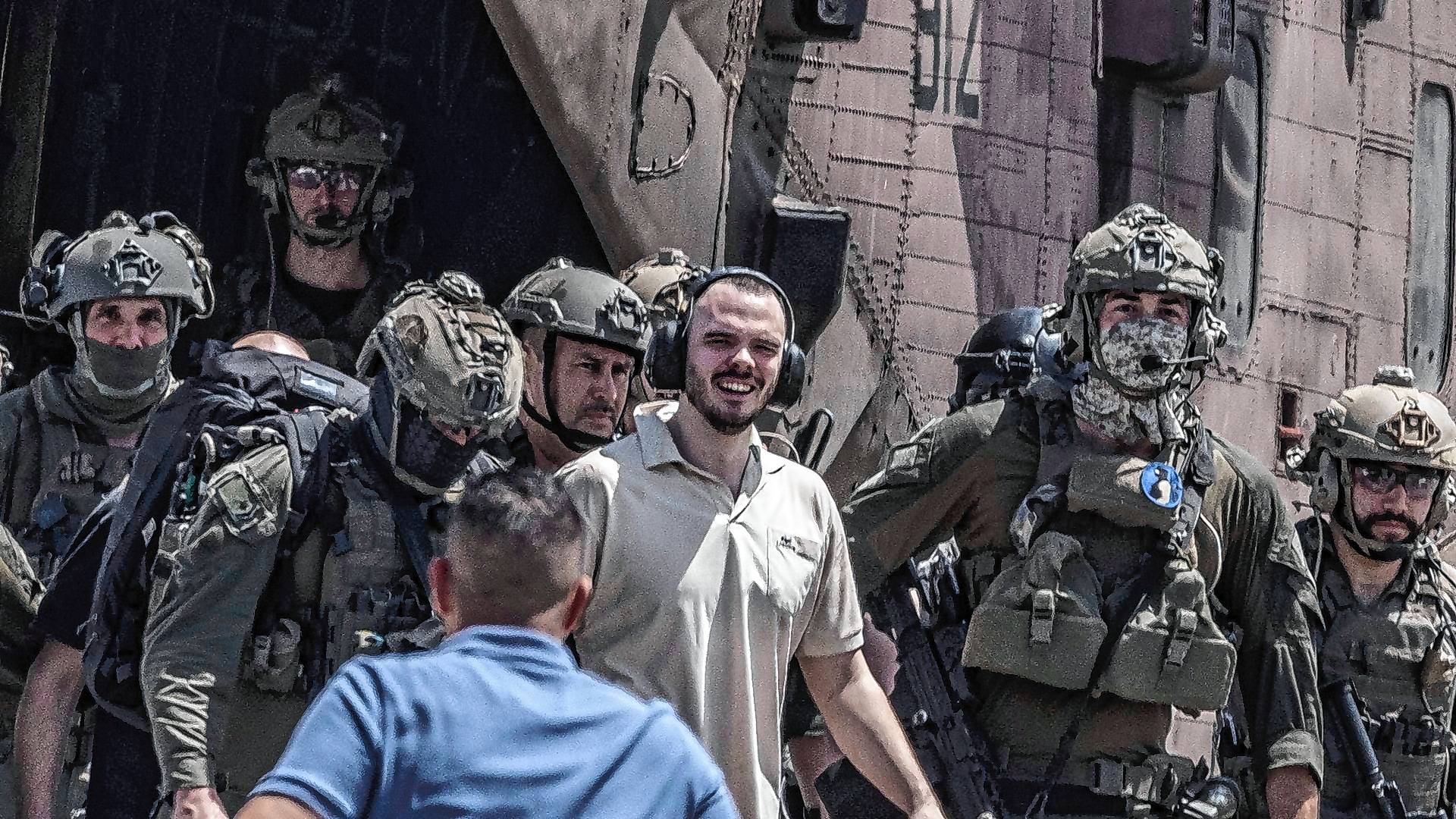 Andrey Kozlov (M), eine der vier israelischen Geiseln, die am 7. Oktober von der Hamas auf dem Nova-Musikfestival entführt wurden, kommt mit einem Hubschrauber im Sheba Medical Center an.