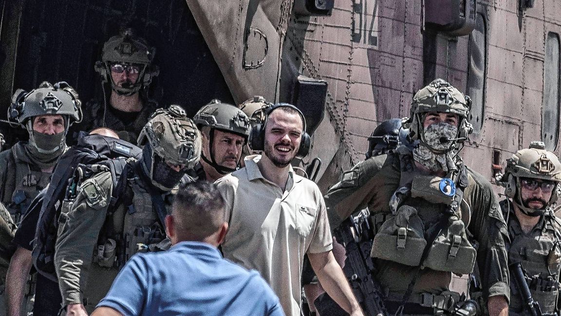 Andrey Kozlov (M), eine der vier israelischen Geiseln, die am 7. Oktober von der Hamas auf dem Nova-Musikfestival entführt wurden, kommt mit einem Hubschrauber im Sheba Medical Center an.