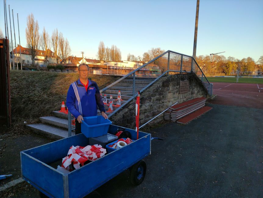 Alles muss raus: Dieter Locher von den Sindelfinger Leichtathleten ist derzeit Dauergast im Floschenstadion und packt ein, was nur geht. Bild: Holzapfel