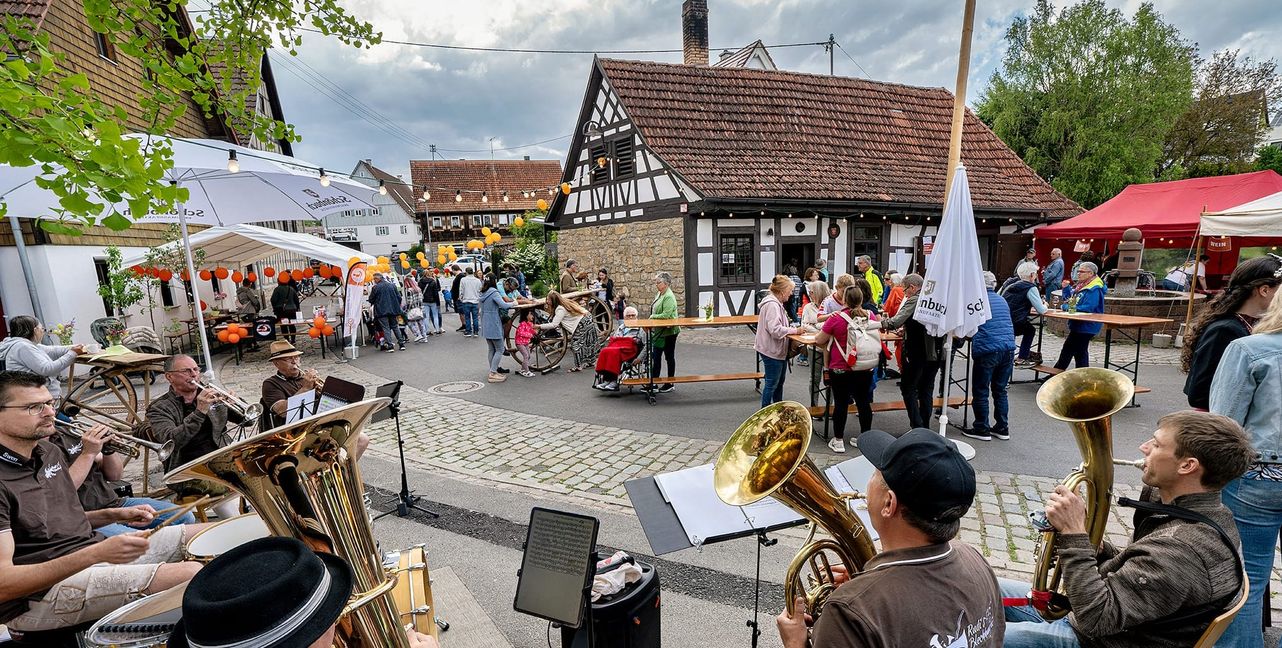 Mit Blick auf das Backhaus in Dachtel spielt Rudis Blechhaufen.
