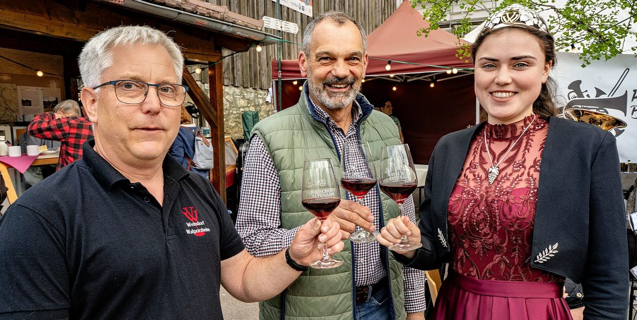 Ein Glas Wein aus dem Ahrtal. Von links Walporzheim-Vizeortsvorsteher Klaus Beu, Dachtels Festausschuss-Vorsitzender Jürgen Ries und Weinkönigin Mara.
