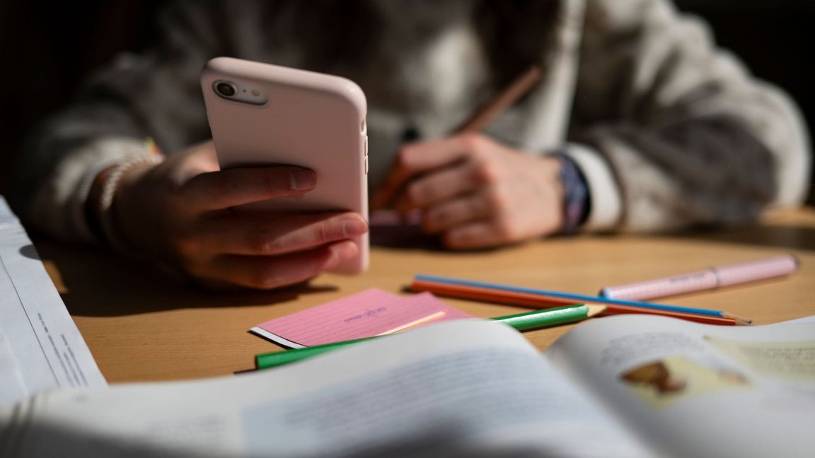 Einer neuen Umfrage zufolge gibt es eine breite Mehrheit für Einschränkungen der Nutzung von privaten Handys an Schulen.