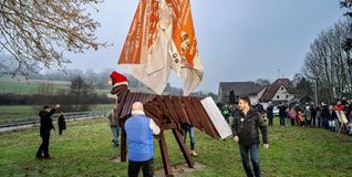 Der hölzerne Fuchs wird enthüllt. Ein Kran zieht die große Plane nach oben. Bild: Richter