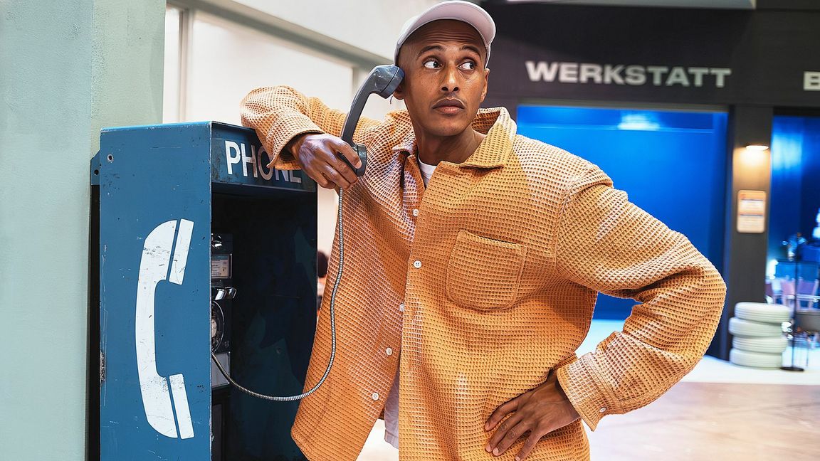 Teddy in „Die Teddy Teclebrhan Show“, die jetzt bei Prime Video startet.