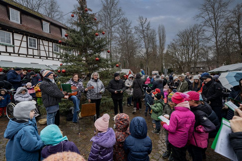Eröffnung des Dätzinger Weihnachtsmarkts mit dem Kindergartenchor.
