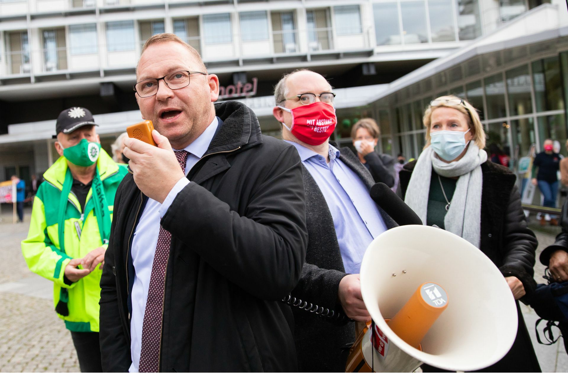 Verdi-Chef Frank Werneke bei einer kurzen Ansprache an die Seinen vor dem Potsdamer Kongresshotel – dem Stammlokal bei Tarifverhandlungen im öffentlichen Dienst.