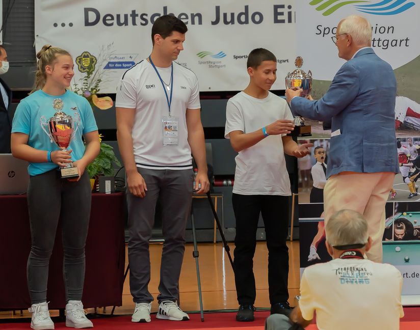 Sportstar der Region: Leon Koch vom VfL Sindelfingen bekommt den Pokal vom stellvertretenden Sportregion-Vorsitzenden Gunter H. Fahrion überreicht, Coco Baur von der Leonberger Judoschule Roman Baur hält ihn schon in der Hand. Zwischen den beiden steht Simon Kristen von der VfL-Judobteilung. Bild: Vilz