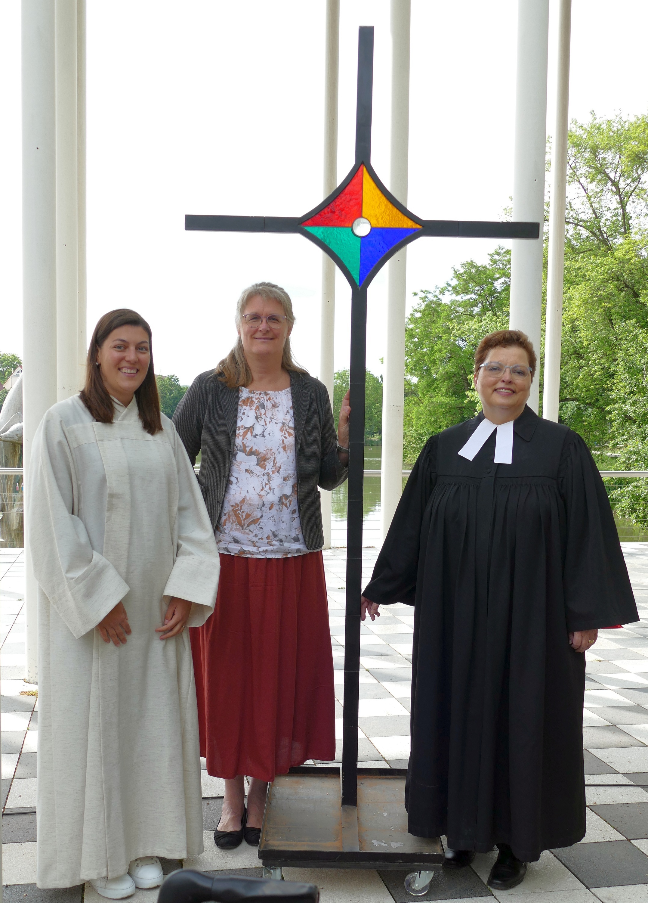 Gemeinsam unterm ökumenischen Kreuz (von links): die katholische Gemeindeassistentin Raphaela Hofmann, die methodistische Pastorin Anne Oberkampf und die evangelische Pfarrerin Gerlinde Feine. Bild: Lück