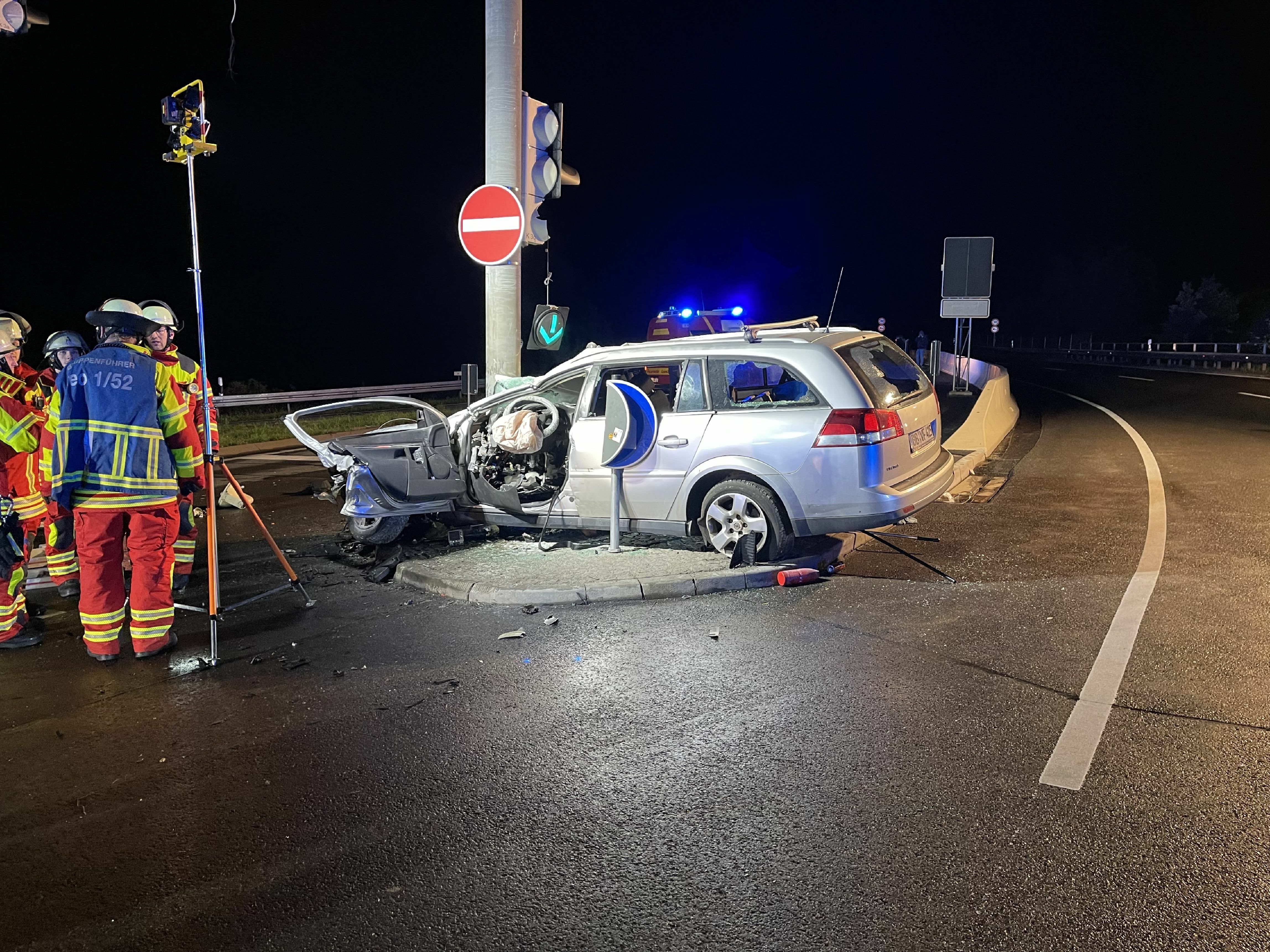 Der 27-Jährige wurde von der Feuerwehr aus seinem Auto befreit. Bild: SDMG/Dettenmeyer
