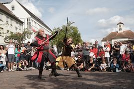 Die Fictum-Gruppe zeigt Kampfshows auf dem Marktplatz.