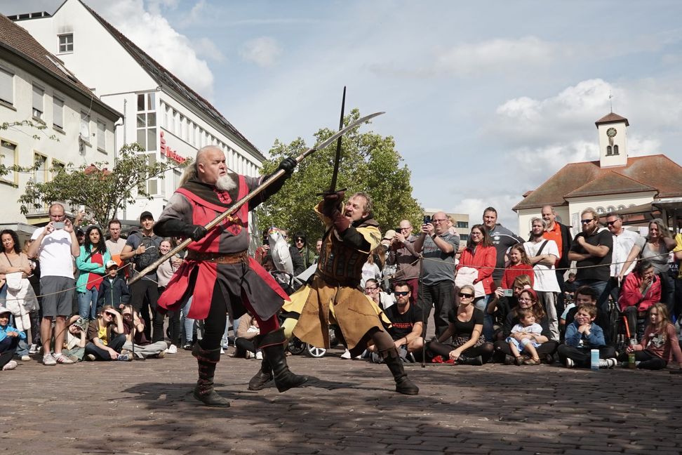 Die Fictum-Gruppe zeigt Kampfshows auf dem Marktplatz.