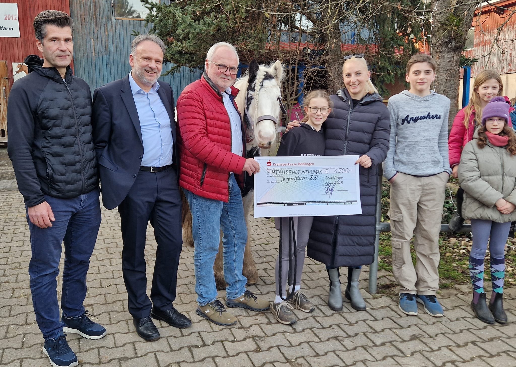 Auf dem Foto (von links): Björn Hinck, Hans-Martin Gall, Karl-Peter Hoffmann, Ulrike Kosian (Leiterin Jugendfarm BB).