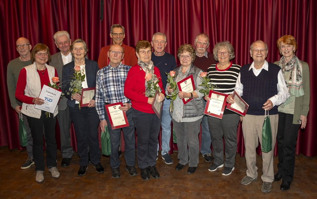 Lothar Seitter, Renate Moroff, Hermann und Annerose Kälberer, Ewald Haug, Willy und Therese Moroff, Thomas Buck, Ursel und Peter Drobela, Edeltraud Berner, Josef Hiemer und die  Vorsitzende  Heidemarie Ducke (von links).Bild: Jochen Kaufmann