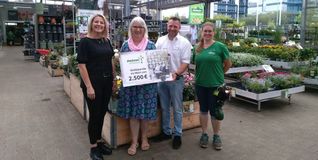 Spendenübergabe an den Tafelladen Böblingen (von links): Anke Dittombée (Regionalvertriebsleiterin), Petra Ländner (Leiterin Böblinger Tafelladen), Florian Mönnig (Marktleiter); Melanie Kölli (Gruppenleiterin Grün)