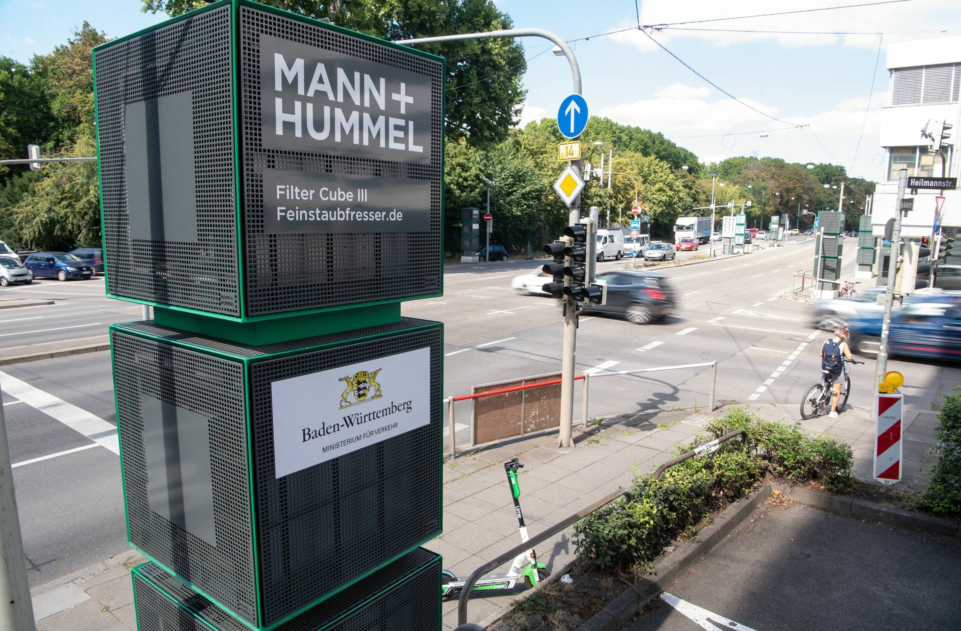 Wer durch Stuttgart fährt, dem dürften  die Luftfiltersäulen von Mann + Hummel auffallen.