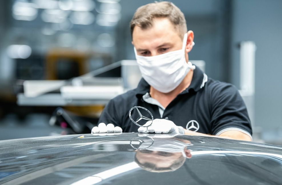 Die S-Klasse-Produktion in Sindelfingen läuft weniger beeinträchtigt vom Chipmangel als die Fertigung der E-Klasse.
 Foto: dpa/Silas Stein