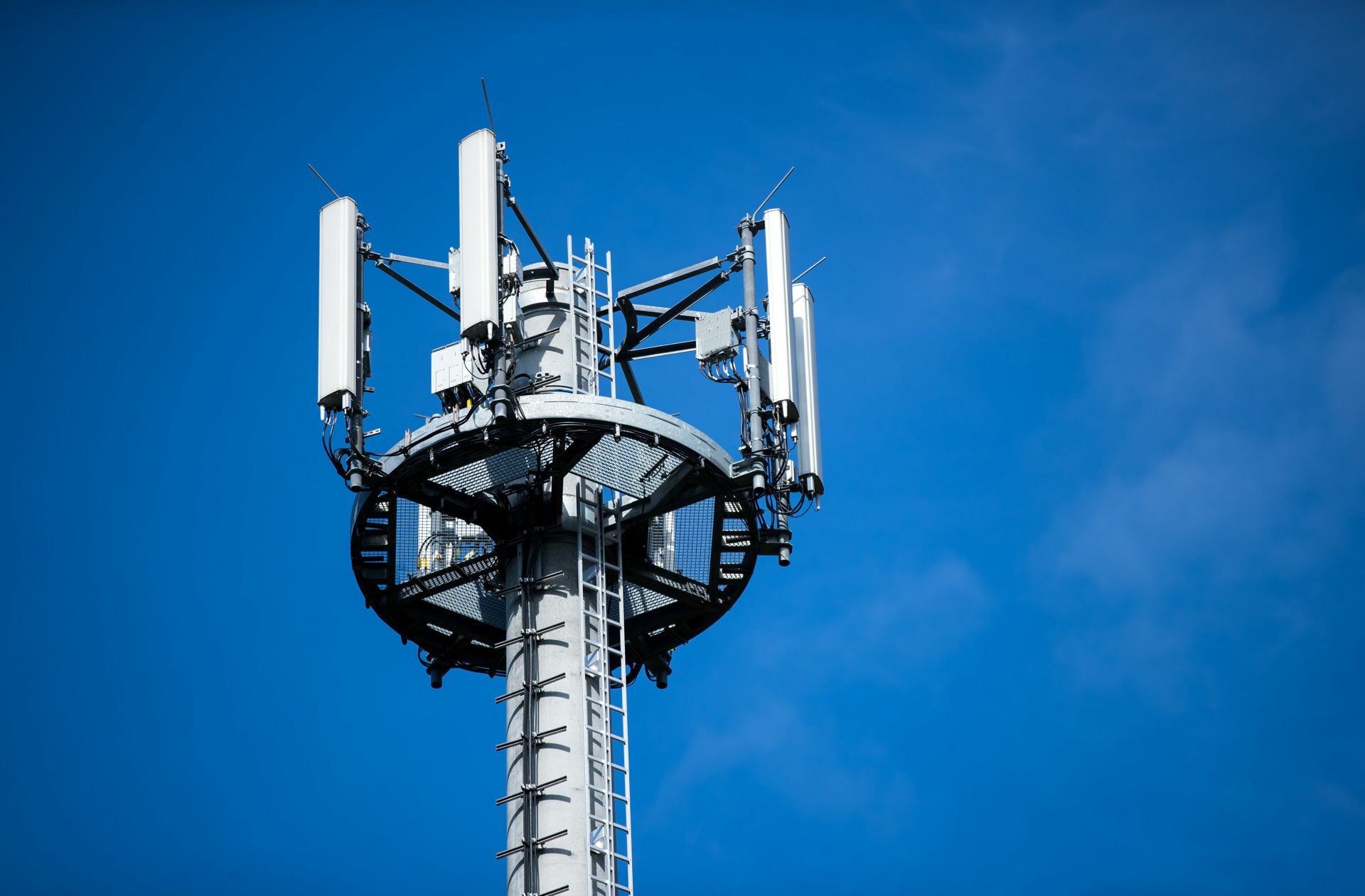 Mast mit verschiedenen Antennen von Mobilfunkanbietern