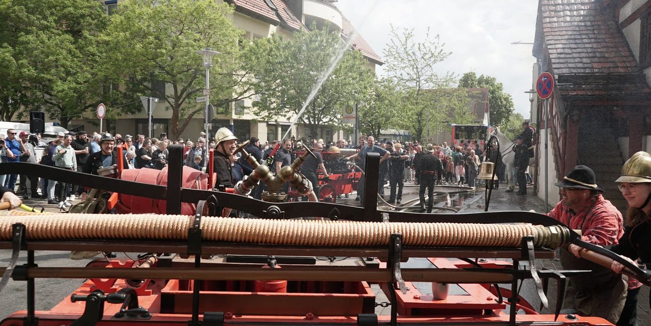 Wie früher Feuer bekämpft wurde, demonstrierte die Sindelfinger Feuerwehr bei ihrer Übung. Ein Hydrophor - eine Pumpe - wurde im 19. und Anfang des 20. Jahrhunderts benutzt.