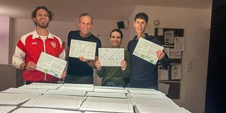 Es geht schon wieder los: Sebastian Hutfles, Dietmar Ludwig, Nathalie Hutfles und Steffen Hutfles mit den frisch gedruckten Kalendern (von links).