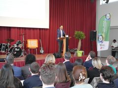 Beim Auftakt der Internationalen Wochen gegen Rassismus hat Prof. Karim Fereidooni in der Aula des Kaufmännischen Schulzentrums Böblingen zum Thema „Es gibt keine Schule ohne Rassismus“ gesprochen.