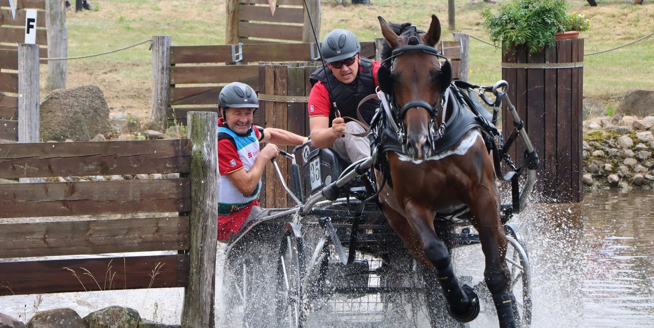 Voller Einsatz: Jens Motteler (rechts) und Hohe Eichen-Vereinschef Herbert Rauser. Sie werden DM-Fünfte.